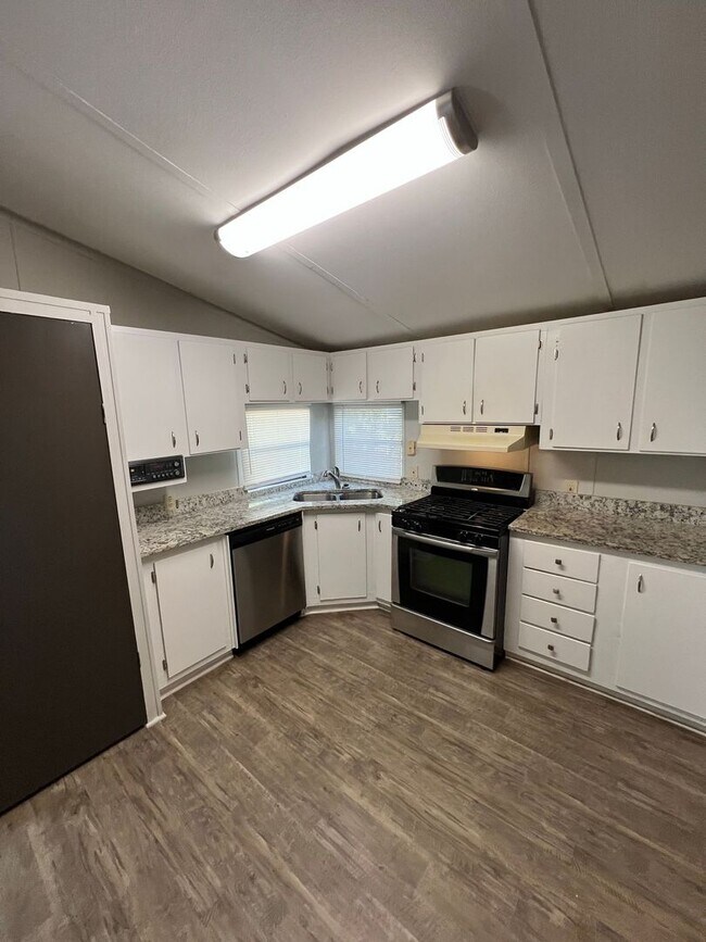 Building Photo - 3700 Ash Dr