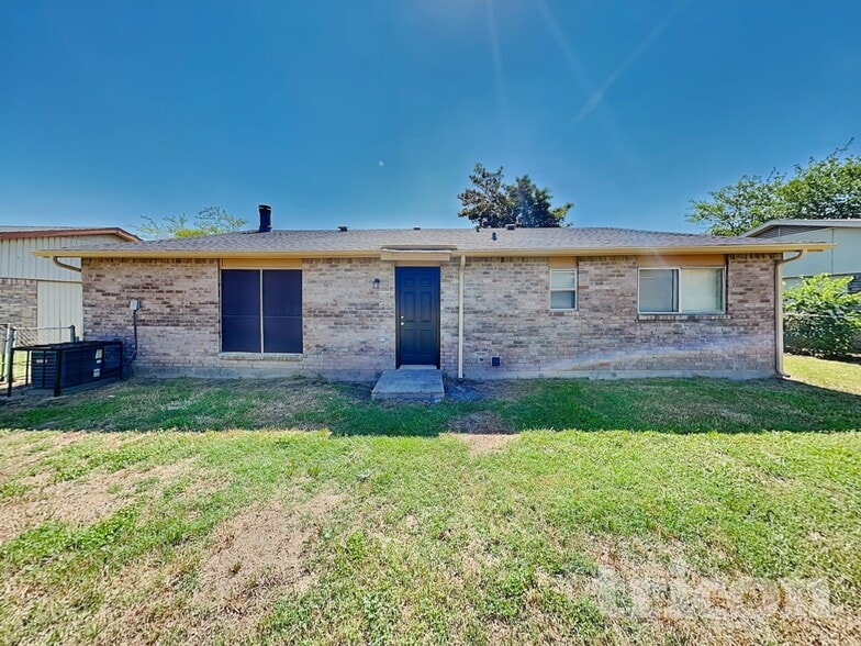 Building Photo - 1555 Willowbrook St