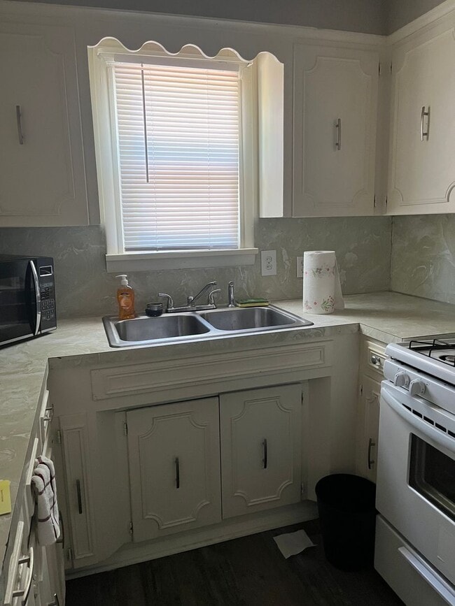 Building Photo - 2 bed/1 bath house