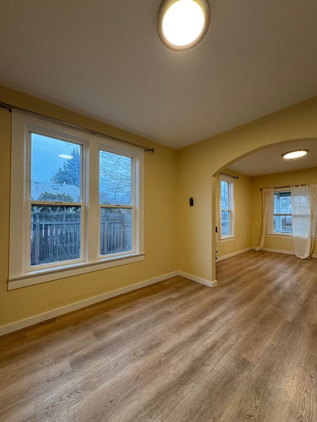 Building Photo - 707 E 7th Ave