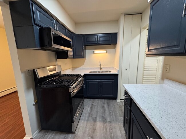 Building Photo - 7320 N Rogers Ave