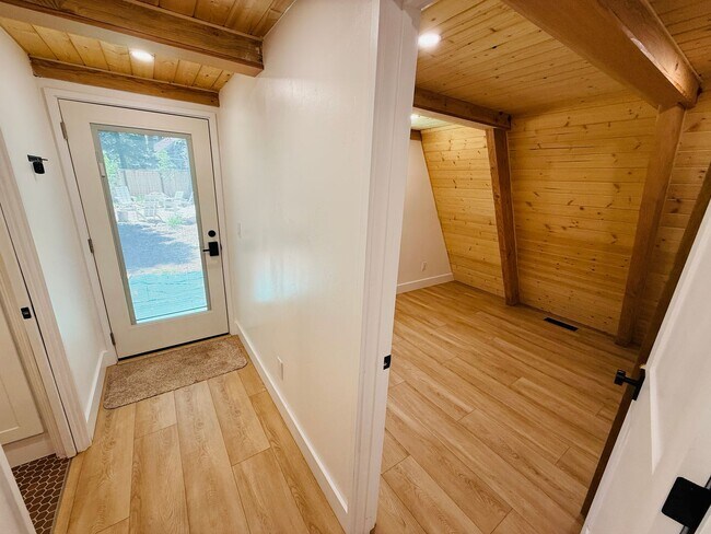Building Photo - 3 bed 2 bath home for rent in South Lake Tahoe