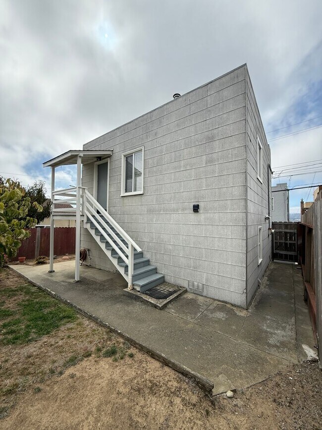 Building Photo - 622 Tamarack Ln