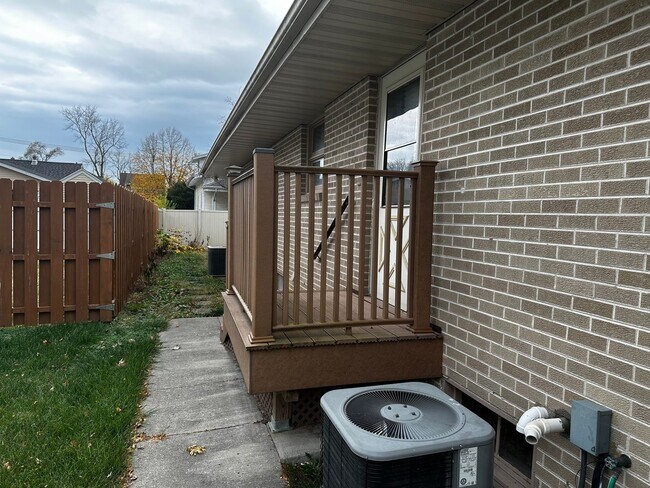 Building Photo - 1608 Turtle St