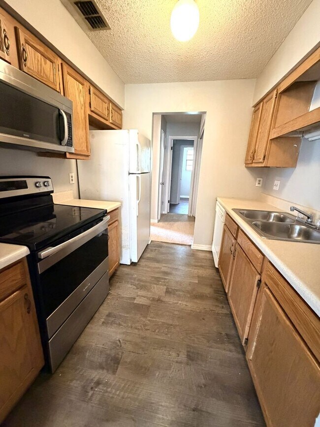 Building Photo - 460 Bentwood Ln