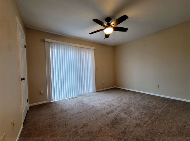 Building Photo - 2 bed 2.5 bath Townhouse condo in Butler Township