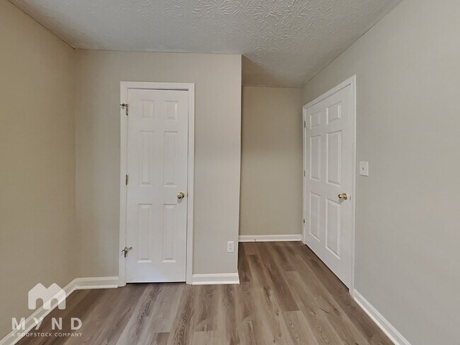 Building Photo - 3708 Oakwood Manor