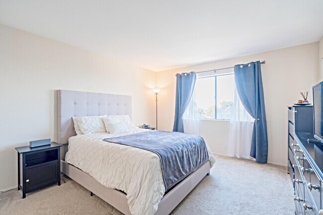 Building Photo - 5985 Dandridge Ln
