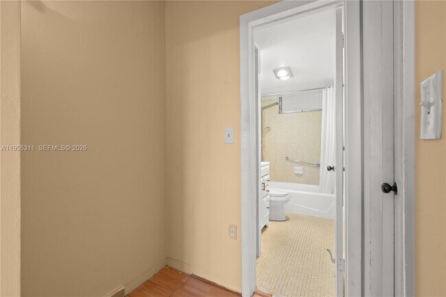 Building Photo - 2930 Point E Dr