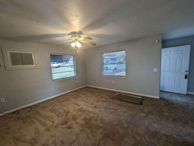 Building Photo - Nicely sized 2 Bedroom in Beverly Hills