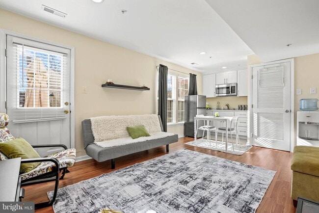 Building Photo - 13011 VADEN - STUDYO APPARTMENT/ PREFER FEMALES Ter