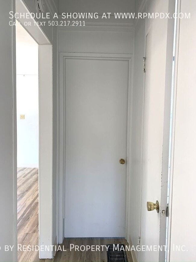 Building Photo - 5616 SE Mall St