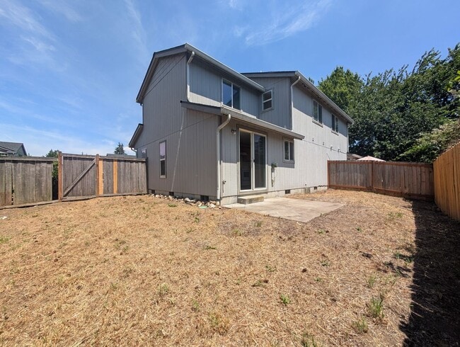Building Photo - Nice 3 bed/1.5 bath duplex with fenced-in yard and 1 car garage