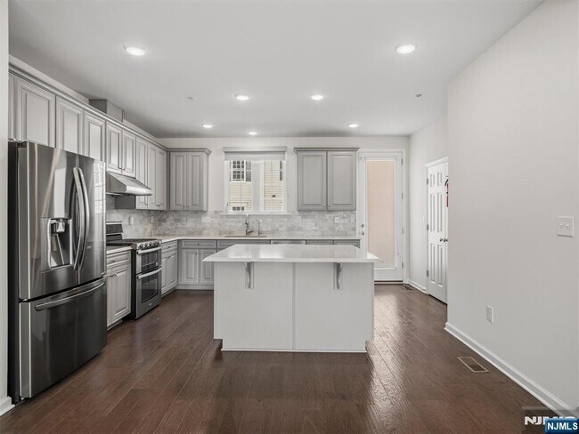Building Photo - 18 Litchfield Ln