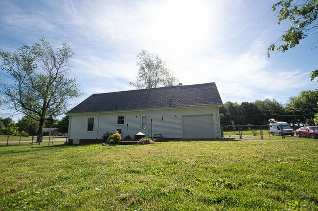 Building Photo - Pet Friendly Four Bedroom on Exit 8!