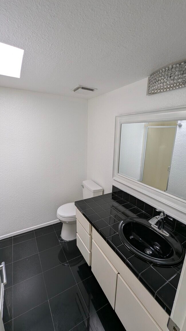 Building Photo - 425 Bradshaw E Ln