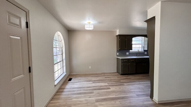 Building Photo - 726 Garden Grove