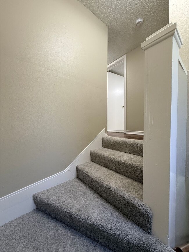 Building Photo - 3 Bedroom 2 Bath 2 Story Updated