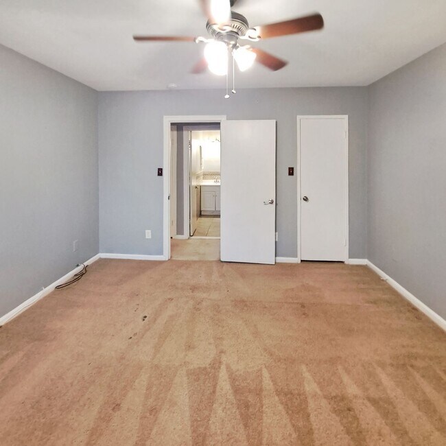 Building Photo - 10244 Prince Pl