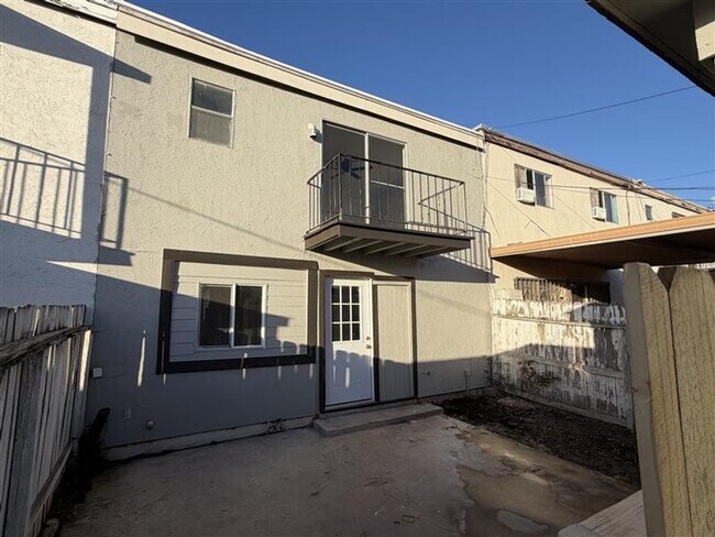 Building Photo - SPACIOUS 3/2.5 TOWN HOME