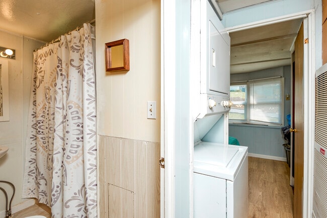 Building Photo - 760 Henry St