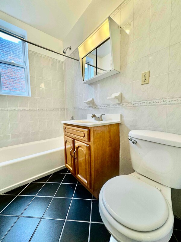 Building Photo - 23 E 3rd St