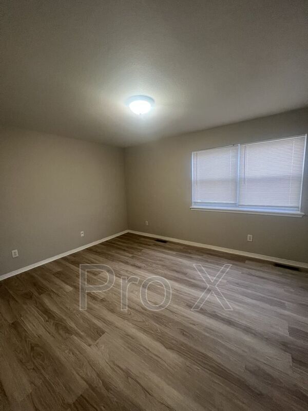 Building Photo - *OR 2216 E 8th St 1-4