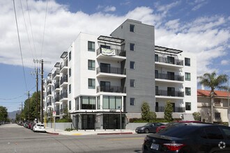 Building Photo - Elevado at Roscoe 57