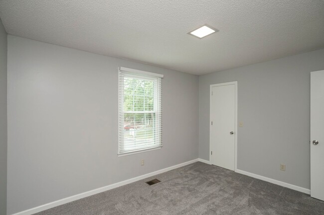 Building Photo - 127 Lakebrink Dr
