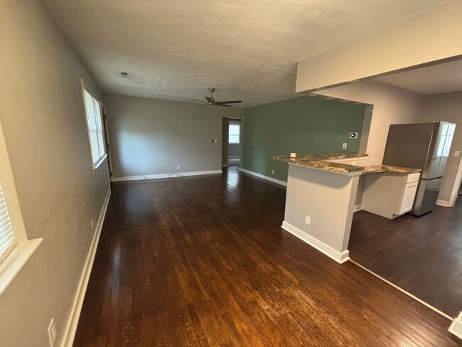 Building Photo - Charming 3 Bedroom 1 Bathroom Brick Ranch ...