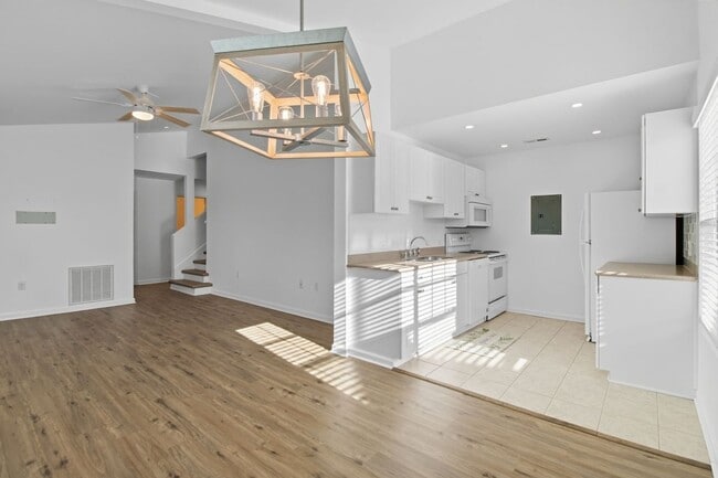 Building Photo - NEW PRICE and Half Off First Month's Rent! Nicely Updated Condo in Old South!