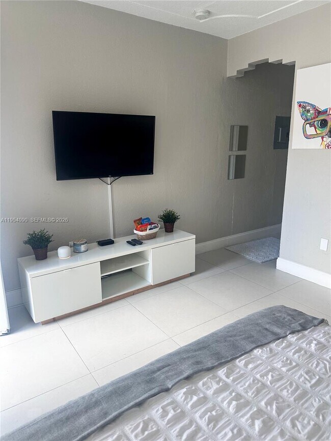 Building Photo - 1265 SW 6th St