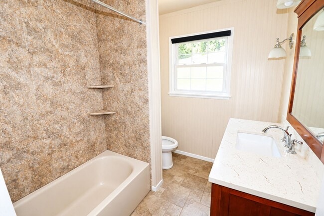 Building Photo - OWNER REMODEL - STUDENT RENTAL NEAR CAMPUS – HUGE DISCOUNT + ONE MONTH FREE!