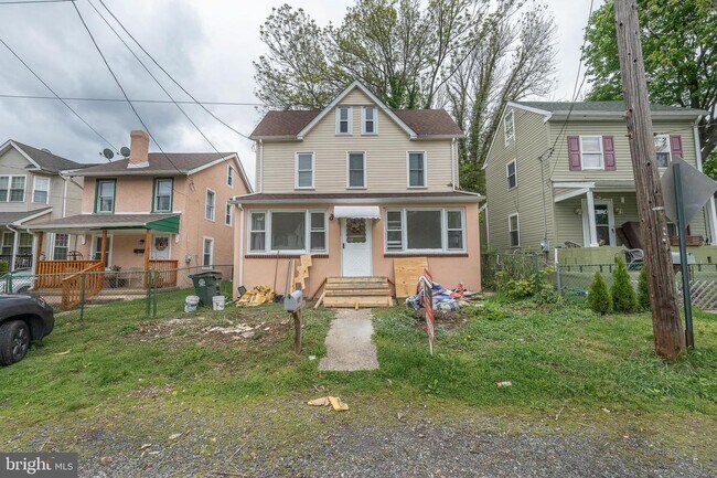 Building Photo - 704 Forrest St