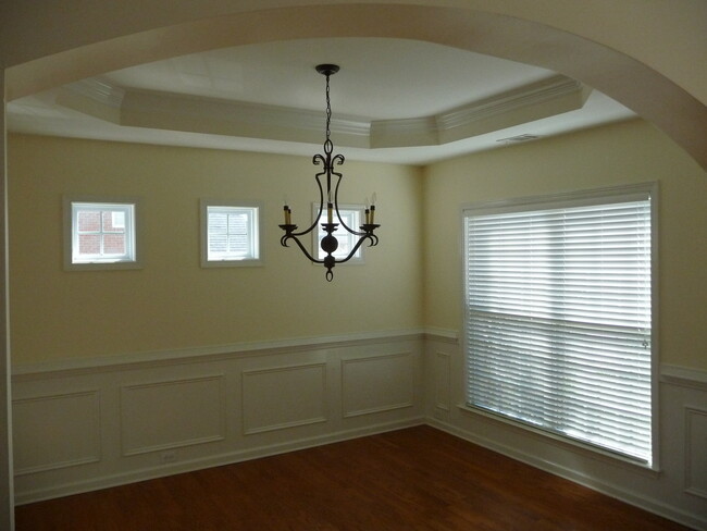 Building Photo - Executive Home!