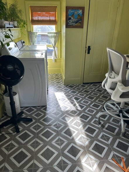 Building Photo - 604 1/2 Clinton Ave