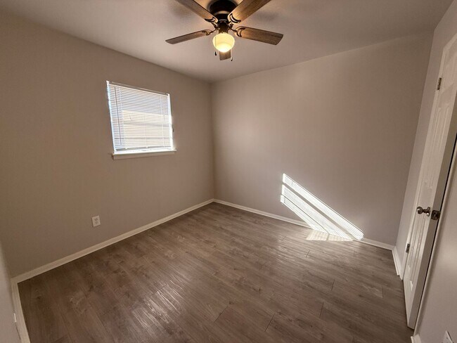 Building Photo - Tulsa 3 Bedroom 1 Bath Duplex with Fenced private Backyard