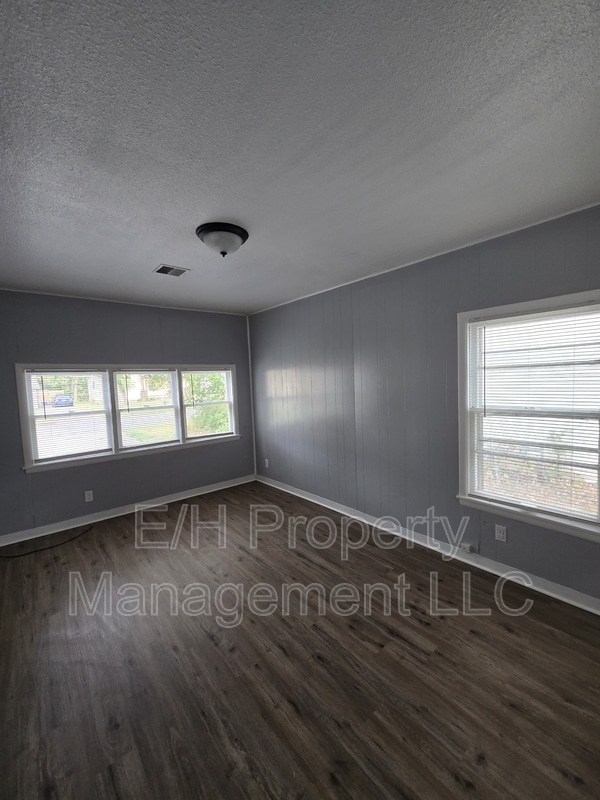 Building Photo - 1338 N Volutsia