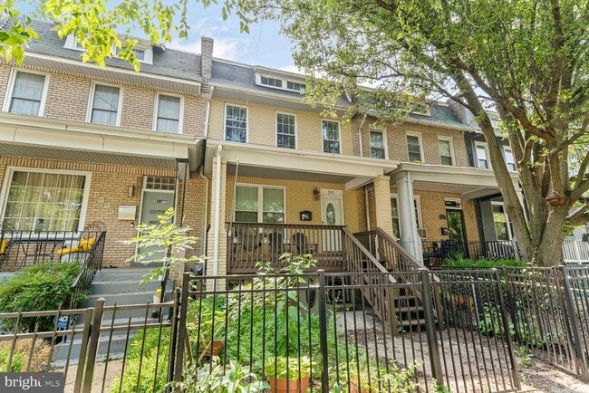 Building Photo - 2433 3rd St NE