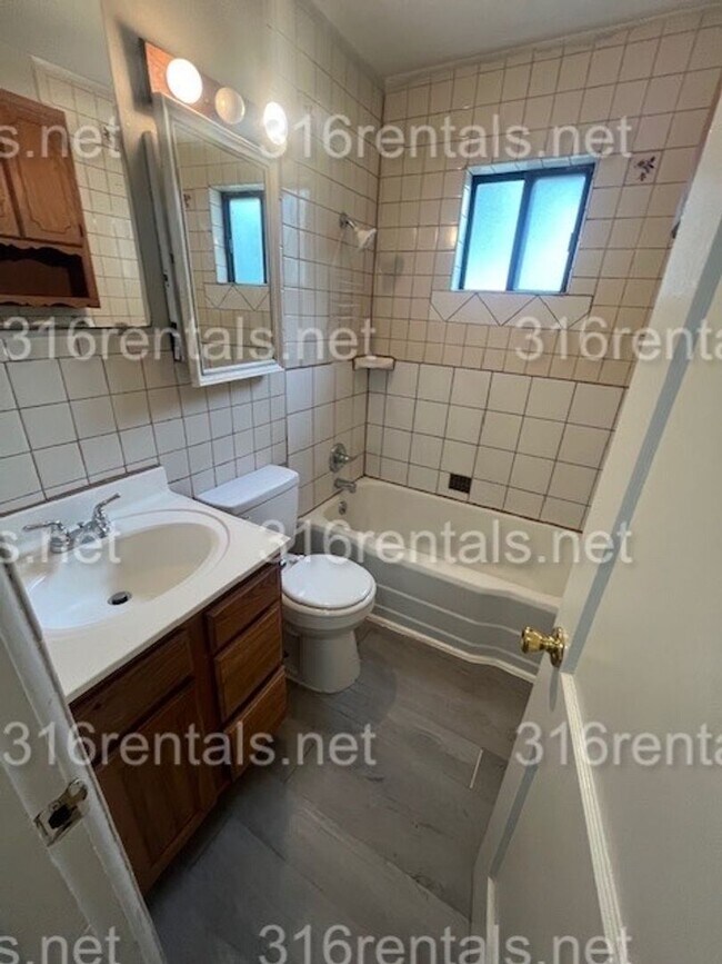 Building Photo - $1025 - 3 bedroom / 1.5 bathroom - Single ...