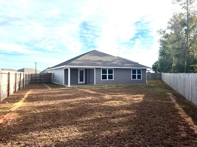 Building Photo - Cul-de-sac home with fully fenced in yard