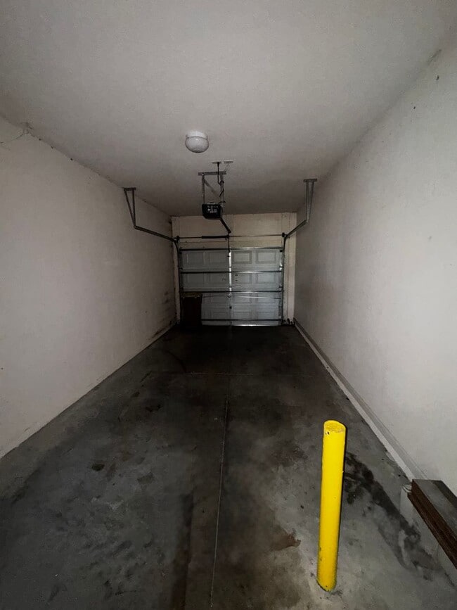 Building Photo - Beautiful 3BR/2.5BA Townhome with Water View in Fore Ranch