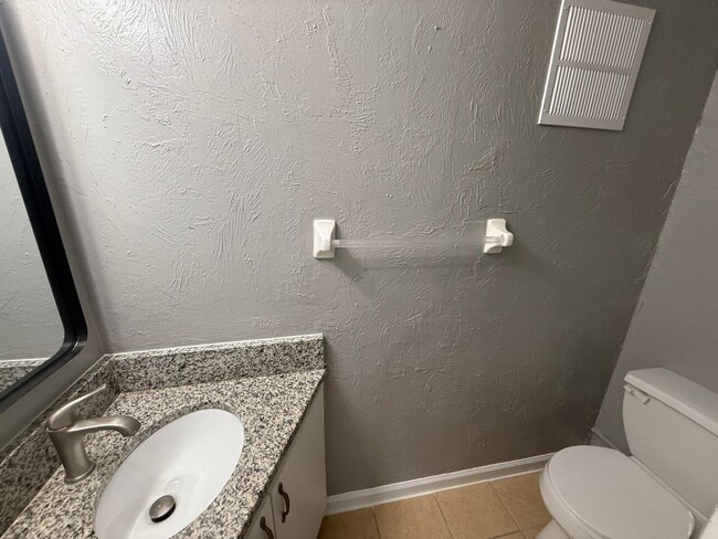 Building Photo - Beautiful 2 Bed 1.5 Bath Townhome AVAILABLE IMMEDIATELY!