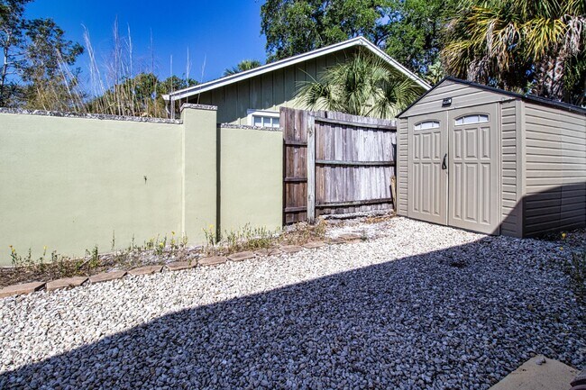Building Photo - Indian Beach Park Duplex - walk to Ringling College!!
