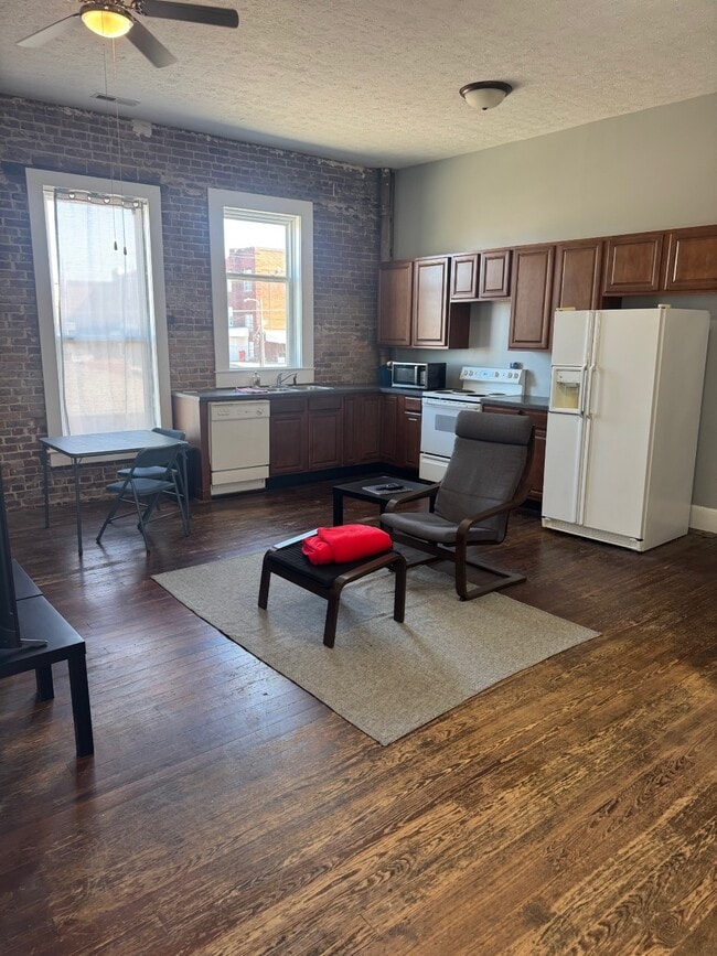 Building Photo - 748 9th St