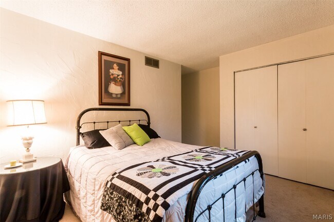 Building Photo - 115 Meadow Ln S