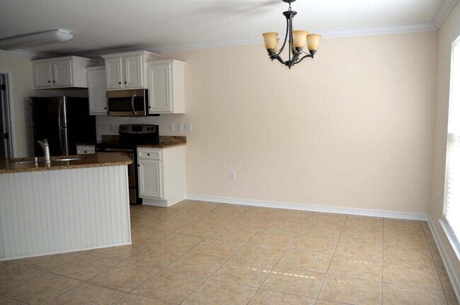 Building Photo - "Charming 3-Bed home with 2.5 Baths in the...