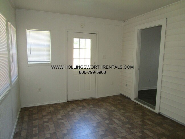 Building Photo - Large 3 bedroom 1.5 bath w/ 2 living areas, bonus room and Laundry room