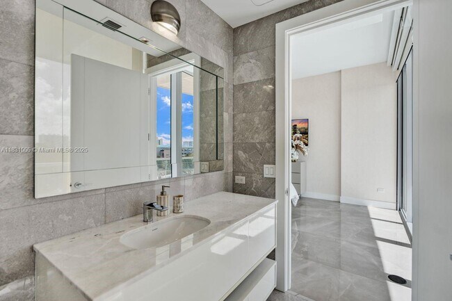 Building Photo - 18501 Collins Ave