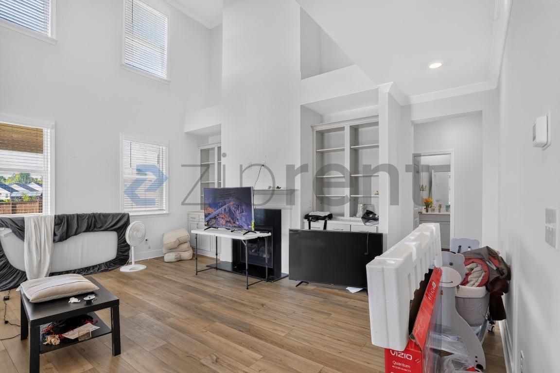 Building Photo - Unit